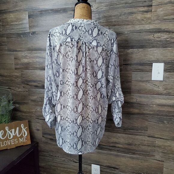 KUT from the Kloth snakeskin pattern button down Women's Size XL petite - Picture 4 of 8